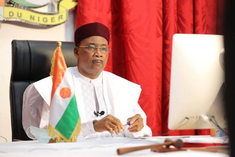DISTINCTION : LE PRESIDENT ISSOUFOU MAHAMADOU, LAUREAT DU 7E PRIX MO IBRAHIM DU LEADERSHIP AFRICAIN DISTINCTION : LE PRESIDENT ISSOUFOU MAHAMADOU, LAUREAT DU 7E PRIX MO IBRAHIM DU LEADERSHIP AFRICAIN