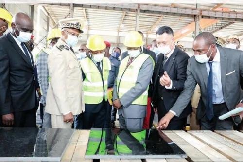 CAMEROUN-INDUSTRIE: UNE USINE DE TRANSFORMATION DE PIERRE EN CARREAUX À YAOUNDÉ CAMEROUN-INDUSTRIE: UNE USINE DE TRANSFORMATION DE PIERRE EN CARREAUX À YAOUNDÉ