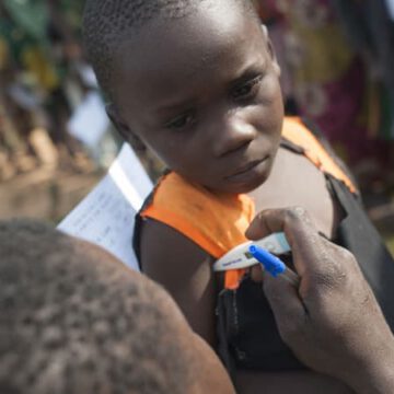 AFRIQUE – PALUDISME : L’OMS APPROUVE LE PREMIER VACCIN ANTIPALUDIQUE