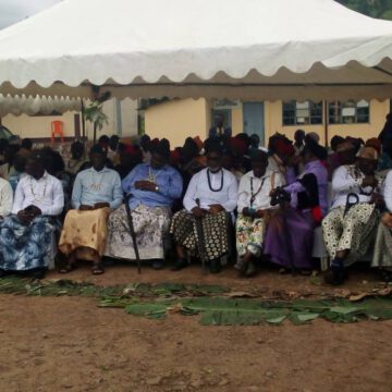 CAMEROUN : CULTURE, LE CANTON MANEHAS ACCUEILLE OFFICIELLEMENT SON MONARQUE.