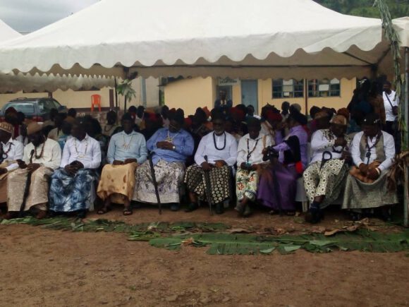 CAMEROUN : CULTURE, LE CANTON MANEHAS ACCUEILLE OFFICIELLEMENT SON MONARQUE. CAMEROUN : CULTURE, LE CANTON MANEHAS ACCUEILLE OFFICIELLEMENT SON MONARQUE.
