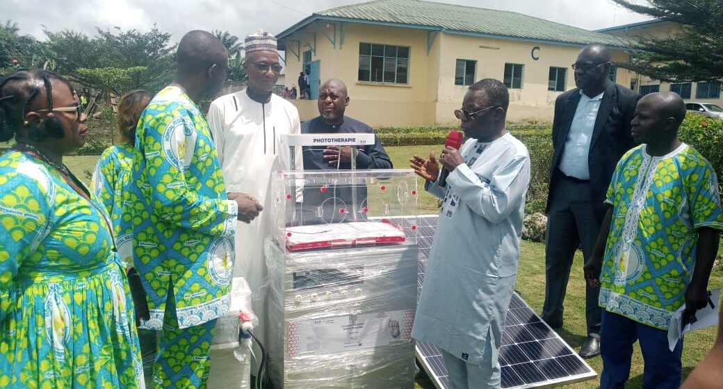 CAMEROUN-SANTE : LA FONDATION NAL GRATIFIE L’HOPITAL REGIONAL DE NKONGSAMBA D’UNE COUVEUSE NEONATALE SOLAIRE CAMEROUN-SANTE : LA FONDATION NAL GRATIFIE L’HOPITAL REGIONAL DE NKONGSAMBA D’UNE COUVEUSE NEONATALE SOLAIRE