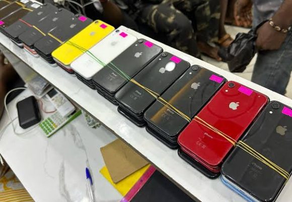 CAMEROUN -TÉLÉPHONES NON DÉDOUANÉS : UNE NOUVELLE OFFENSIVE FISCALE POUR RÉCUPÉRER 25 MILLIARDS DE FCFA CAMEROUN -TÉLÉPHONES NON DÉDOUANÉS : UNE NOUVELLE OFFENSIVE FISCALE POUR RÉCUPÉRER 25 MILLIARDS DE FCFA